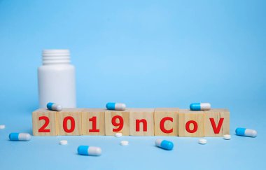 Ahşap küplere yazılmış 2019 ncov yazısı, mavi arkaplan. Sağlık konsepti, Çin 2019 virüs-ncov