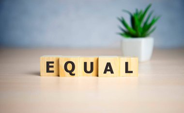 İnşaat taşları ve iş konseptiyle yapılan eşitlik kelimesi.