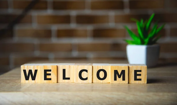 Tahta blok üzerine yazılmış hoş geldin kelimesi, iş konsepti