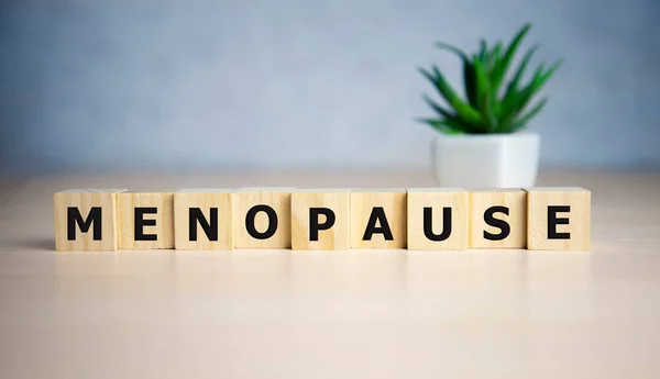 Tahta blokta yazan menopoz kelimesi. menopoz metni tablo üzerinde, konsept