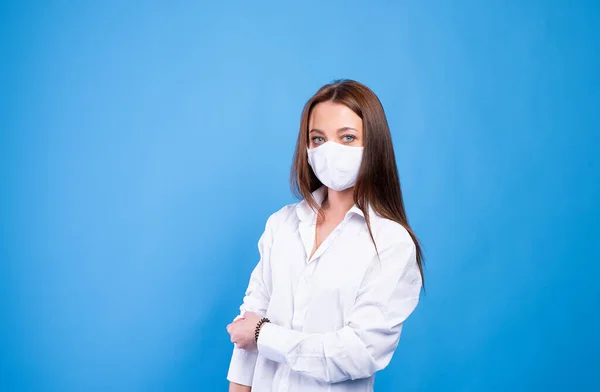 Mulher Jovem Caucasiana Bonita Shirt Branca Com Máscara Facial Descartável — Fotografia de Stock