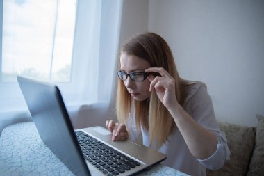 Çalışmakla meşgul bir iş kadını görüntüsü