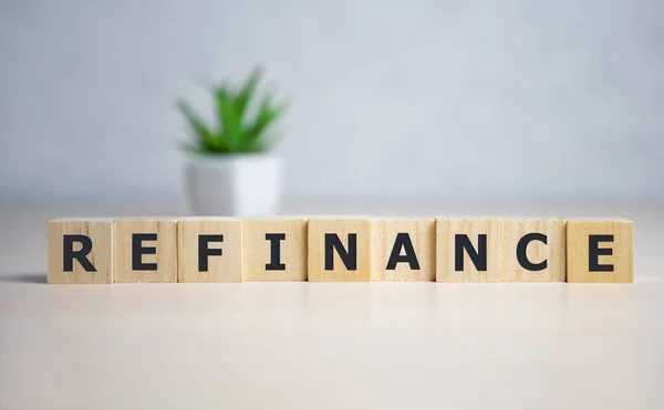 Fokus Träklossar Med Bokstäver Gör Refinance Text — Stockfoto