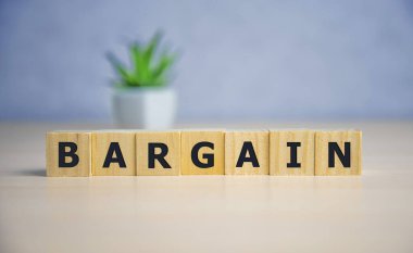 Ahşap küplerin mavi arka planında metin indirimi. iş kavramı