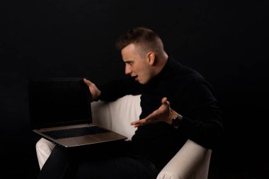 Çevrimiçi kötü haberlere ya da bilgisayar yazılımına kızgın öfkeli bir adam, deli çaresiz ofis çalışanının bozuk dizüstü bilgisayarla sorunu var, stresli öğrenci bilgisayar çökmesinden nefret ediyor, kullanıcı veri kaybından kızgın.