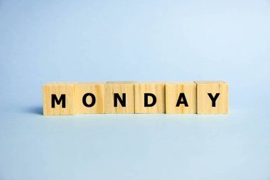 Pazartesi günü mavi arka planda tahta küp blok kelimesi