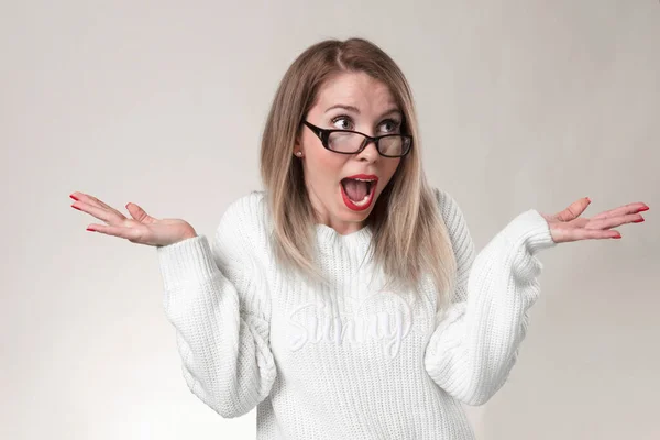 Retrato Joven Chica Casual Encogiéndose Hombros Aislados Sobre Fondo Blanco — Foto de Stock