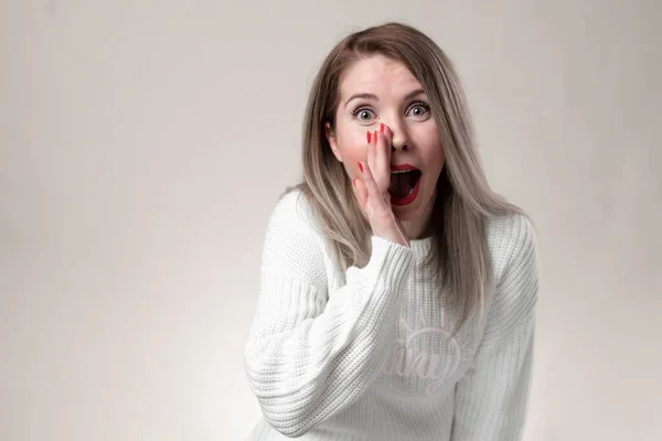 Stock Photo Attractive Pretty Girl Tell News While Open Mouth — Stock Photo, Image