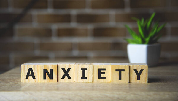 Деревянный блок образует слово ANXIETY. Медицинская концепция.