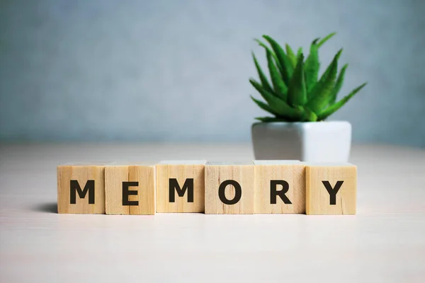 Tahta bloktaki hafıza harfleri. Arkaplan tasarımı için tahta tablo üzerinde mesaj metni