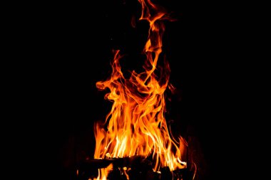 Siyah arka planda yangın. şömine konsepti