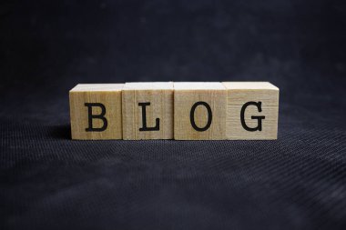 Sözcük BLOG ile tahta blok küp ve metin için boş kopya alanı
