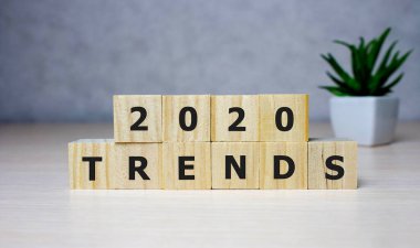 Kelime trendleri ve 2020 'deki tahta küp bloğu. 2020 eğilim kavramı.