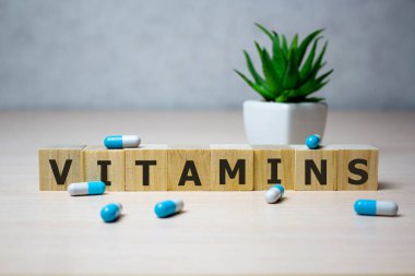 Ahşap küplerden, arka plandan, sağlık konseptinden yapılmış vitamin kelimelerini kapat