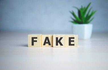 Mavi arka planda sahte harf bloğu, iş konsepti