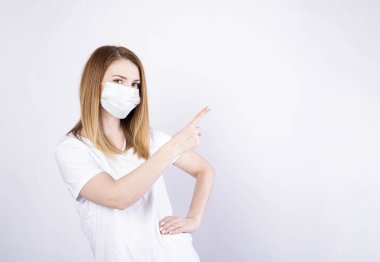 Genç kadın duygu yorgun ve acı boyun ağrısı, sağlık kavramı.