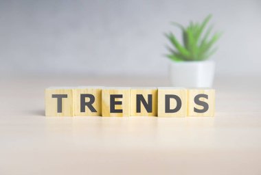 2020 trend konsepti. Ağaç küpleri ve sözcükler.
