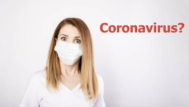 Sağlık maskesi takan hoş bir kız, düzgün görünüyor, beyaz bir arka planda izole edilmiş, grip salgını, toz alerjisi, virüs koruması. Yakın plan..