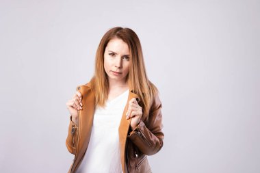 Kahverengi deri ve mavi kotlu güzel üstsüz kız, moda konsepti.