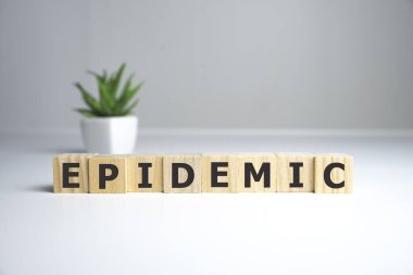 Tahta blokta salgın kelimesi yazıyor. Salgın metni ahşap masa üzerinde Coronavirus konsepti üst görünüm için