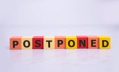 Ertelendi - harfli tahta bloklardan kelimeler, ertelenmiş konsept, üst görünüm arka plan