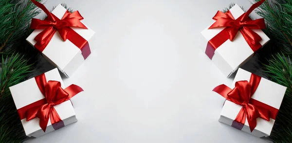 Ağaç dallı hediye kutusu seti, Noel arkaplanı boş 2020.