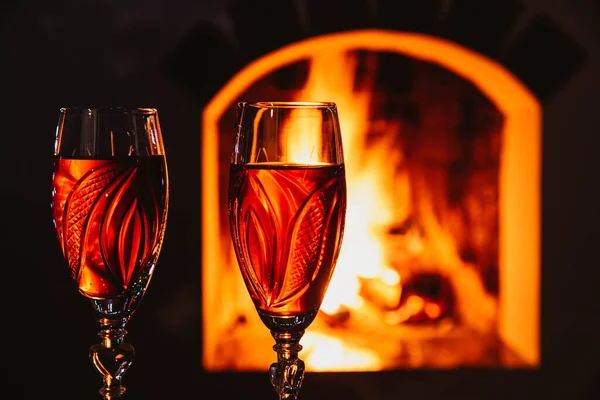 Romantik şöminede lezzetli kırmızı şarap. Romantik konsept