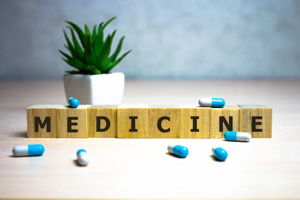 药典在木块上 诊所和医疗业务的保健和护理概念 — 图库照片