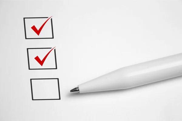 Kontrol listesi konsepti - kırmızı işaretli liste kutusu, kağıt ve kontrol listesi olan kalem