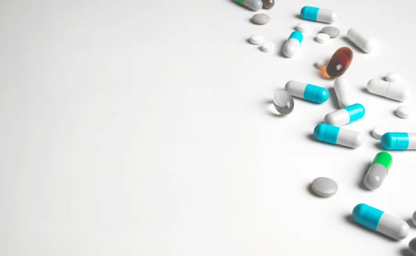 Pillen Stapeln Sich Auf Weißem Hintergrund Medizinisches Konzept Ärztekammer — Stockfoto