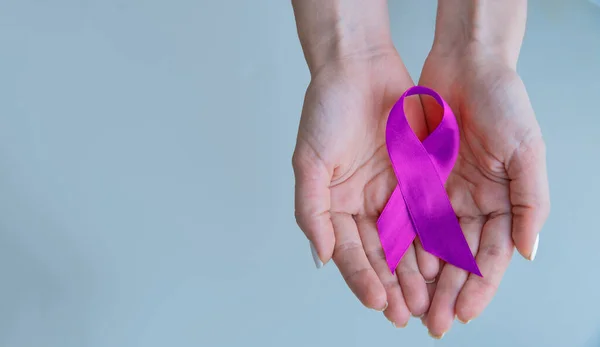 Alzheimer Hastalıkları AD Bilinci mor kurdele kesme yolu ile Dünya Alzheimer Günü konsepti için yardım eli uzatıyor.