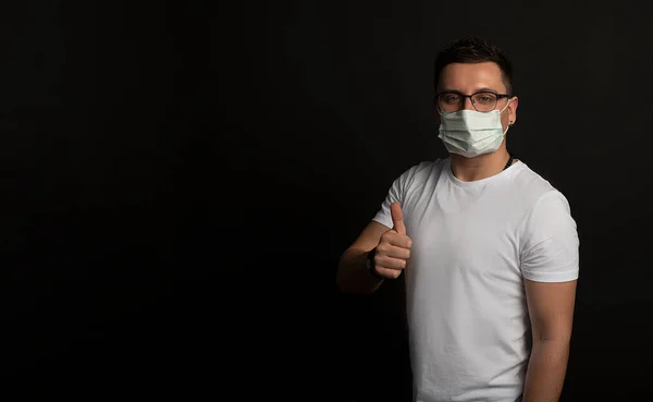 Siyah arka planda izole edilmiş tıbbi maskeli bir doktor. Kapsamlı konsept, koronavirüs arkaplanı.