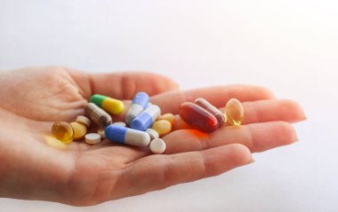 Tıbbi haplarla izole edilmiş el, tıbbi kavramlar.