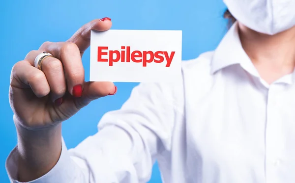 Médico Sosteniendo Una Tarjeta Con Signo Epilepsia Sobre Fondo Azul —  Fotos de Stock