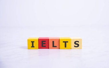 IELTS sözcüğüyle tahta bloklar - İngilizce 'nin uluslararası standartlaştırılmış sınavı.