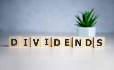 Arkaplan ve finans kavramına sahip küp zarlar üzerine metin bölünmesi.