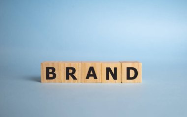 Mavinin üzerine izole edilmiş yapı taşları ile marka kelimesi.