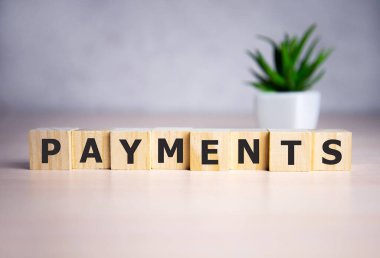 güzel bir arka planda tahta küplere konsept kelime ödemeleri.