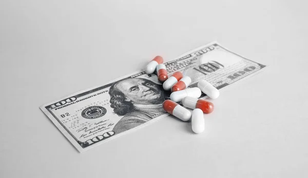 Monte Pílulas Estão Dólares Contas Americanas Como Símbolo Medicina Comercial — Fotografia de Stock