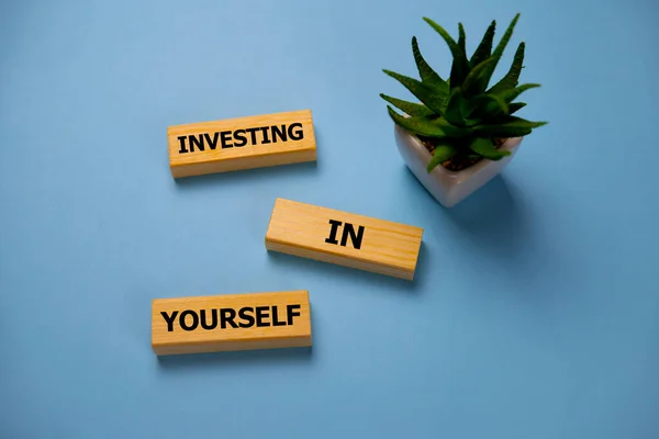 Investování Sebe Zvýšit Koncepci Inscription Blue Brick Wall Investice Sebe — Stock fotografie