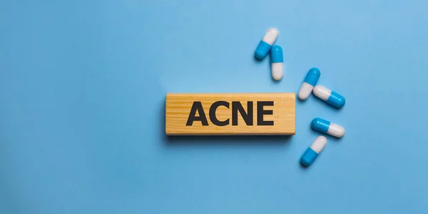 Слово Acne Деревянных Кубиков Столе Концепция Ухода Кожей — стоковое фото