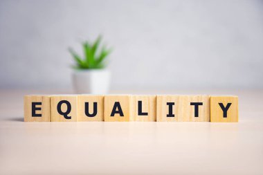 Yapı taşları ve adalet konseptiyle yapılan eşitlik kelimesi