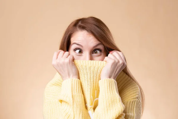 Mujer Ojos Entrecerrados Con Expresión Extraña Aislada Fondo — Foto de Stock