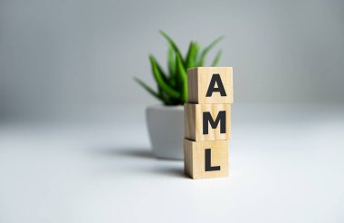 İş Kısaltmasının kavramsal görüntüsü AML Kara Para Aklama Tahta küplere yazılmış.
