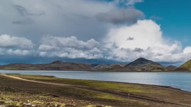 Bulutlar İzlanda 'nın Güzel Arazisinde Yürür