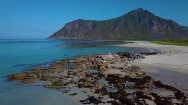 Egy Repülőút Sandy Beach Felett Egy Köves Köpeny — Stock videók