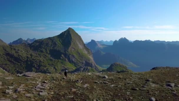 Sırt Çantalı Bir Kız Dağlarda Seyahat Eder — Stok video