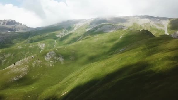 Vlucht Een Groene Grasachtige Rotsachtige Heuvels — Stockvideo