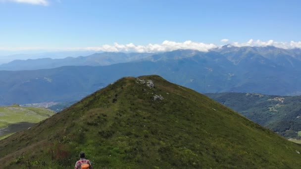 Pareja Mochileros Senderismo Cima Montaña Paisaje Escénico — Vídeos de Stock