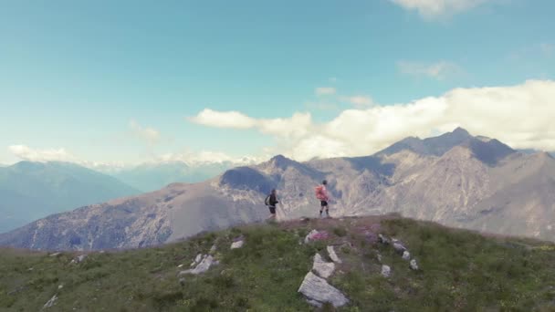 Пара Туристов Пешие Прогулки Вершине Горы Живописный Пейзаж — стоковое видео